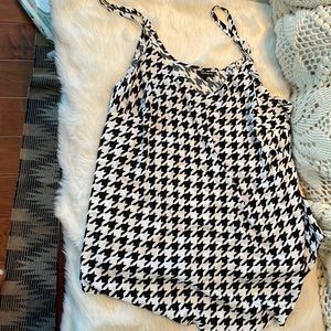 NWOT Houndstooth checkered flowy cami.